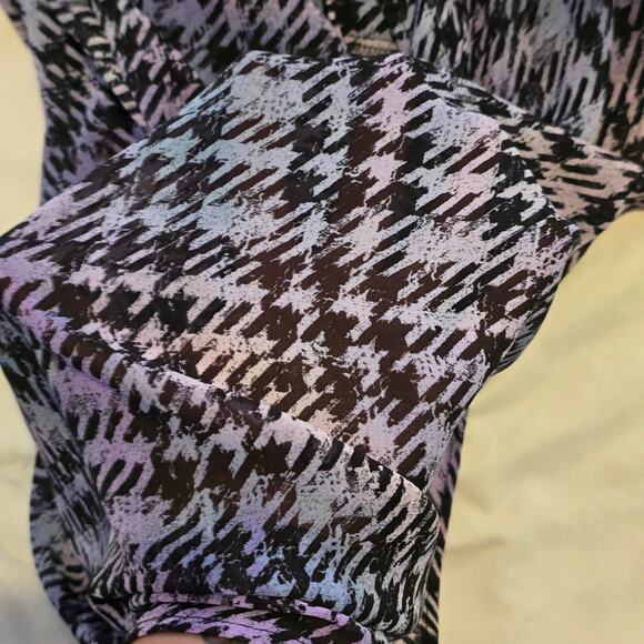 Torrid mock neck houndstooth chiffon top 00 - Picture 4 of 6